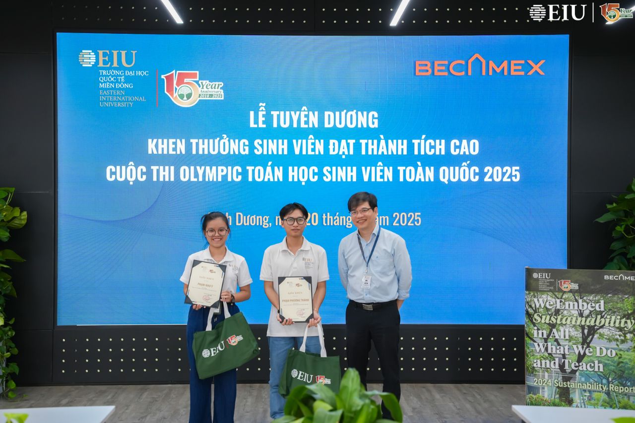 Nhà trường trao chứng nhận khen thưởng cho sinh viên