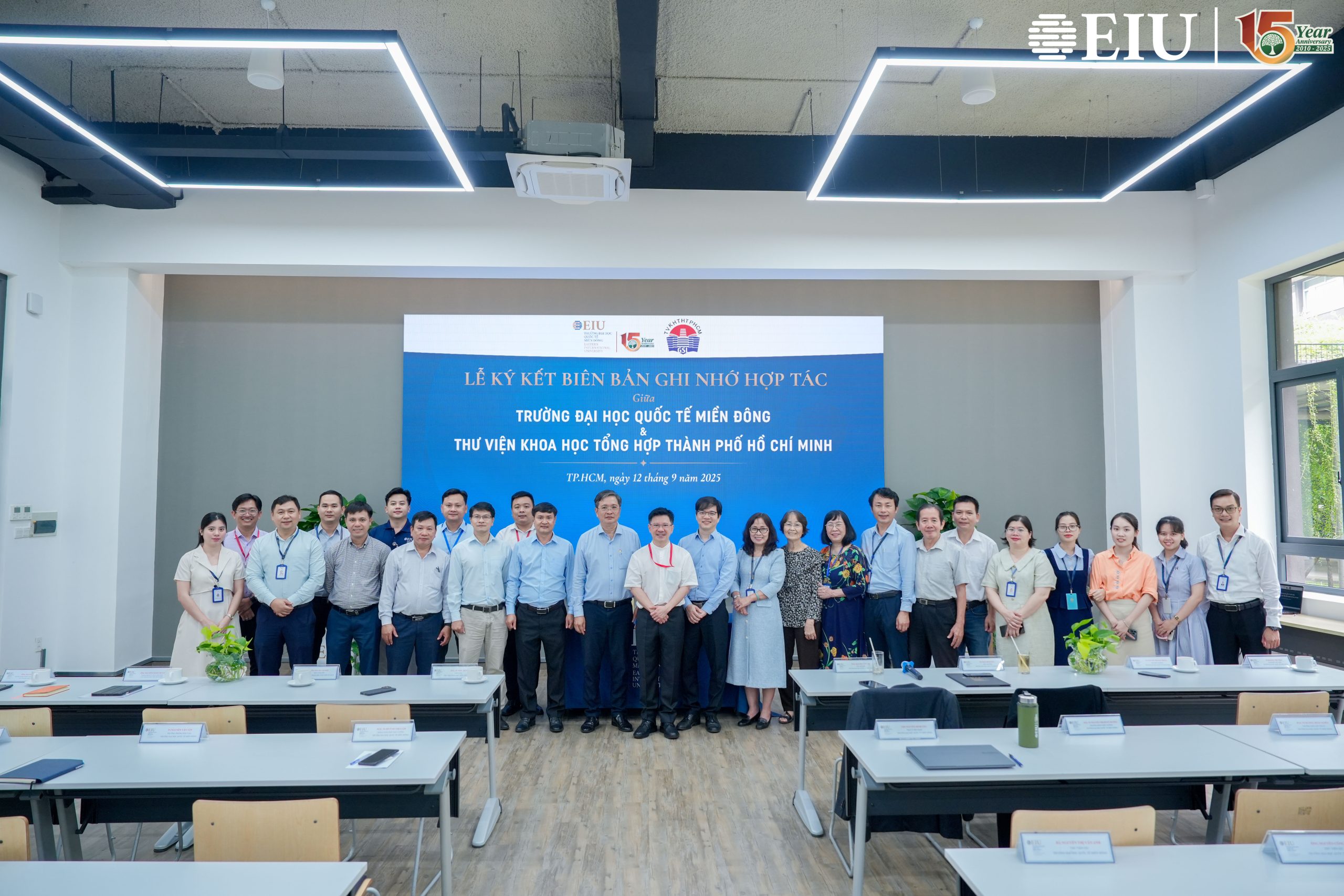 EIU ký kết hợp tác với Thư viên KHTH