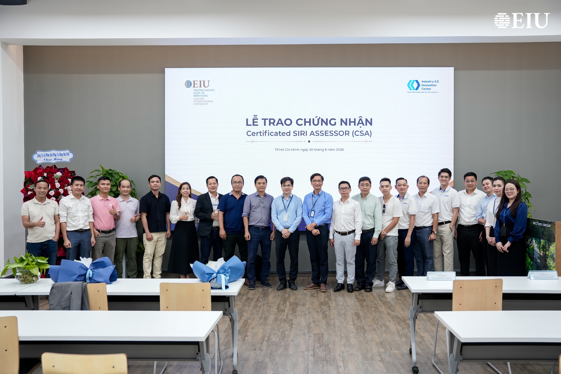 eiu-trao-giay-chung-nhan-siri-khoa-1 (8)